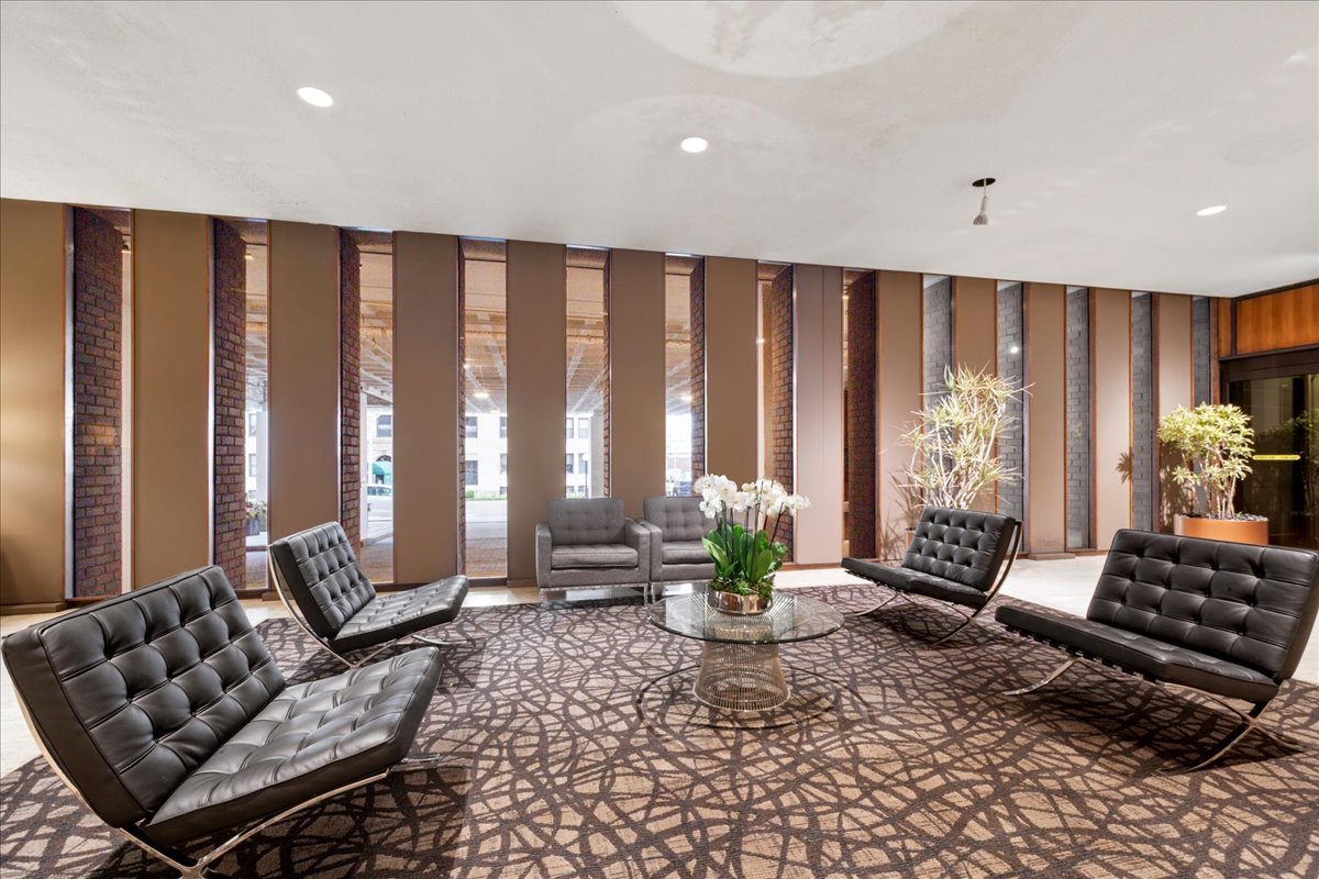 6033 N Sheridan Road 34M