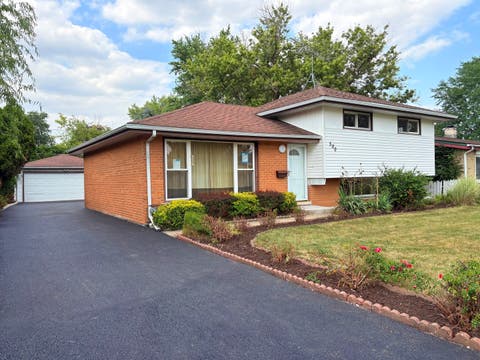 Tiny photo for 500 Florian Drive, Des Plaines, IL 60016 (MLS # 12714973)