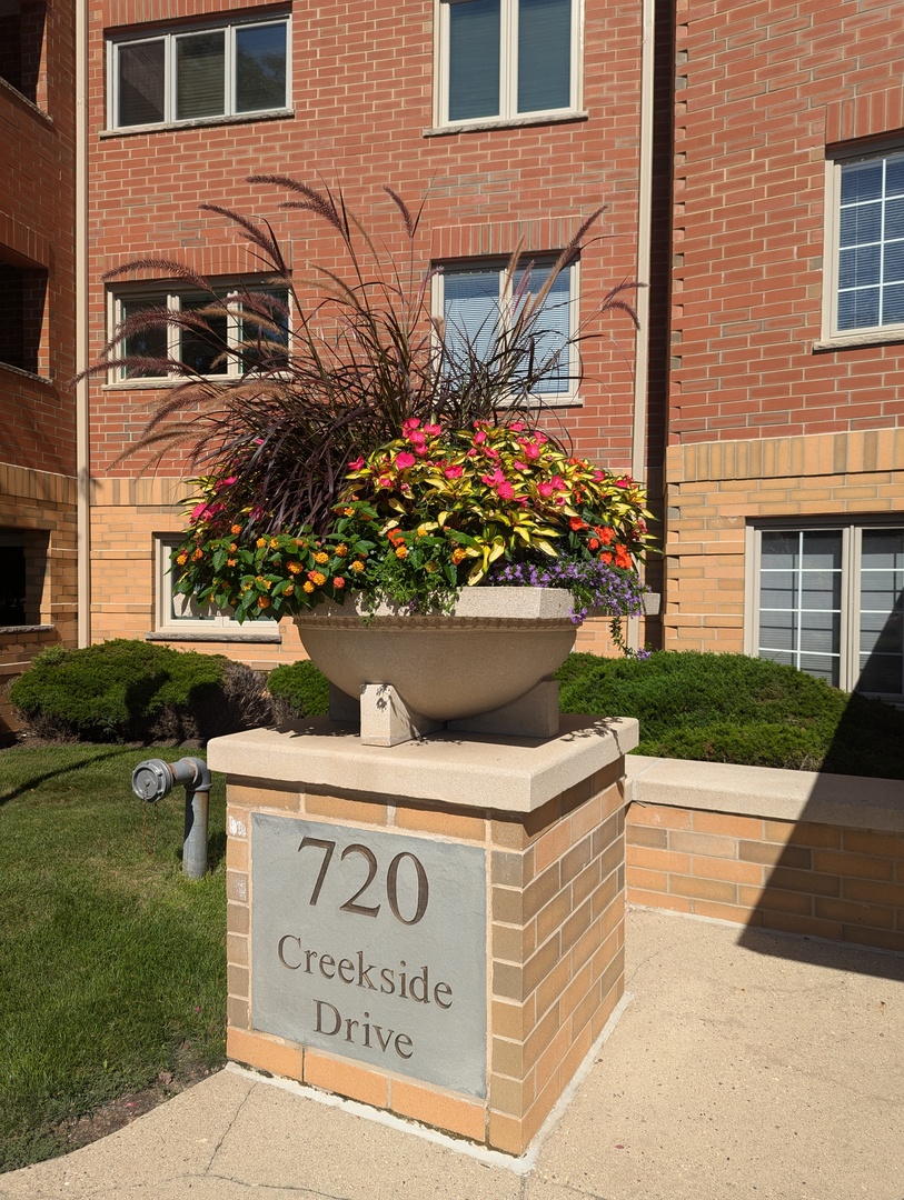 720 Creekside Drive 305