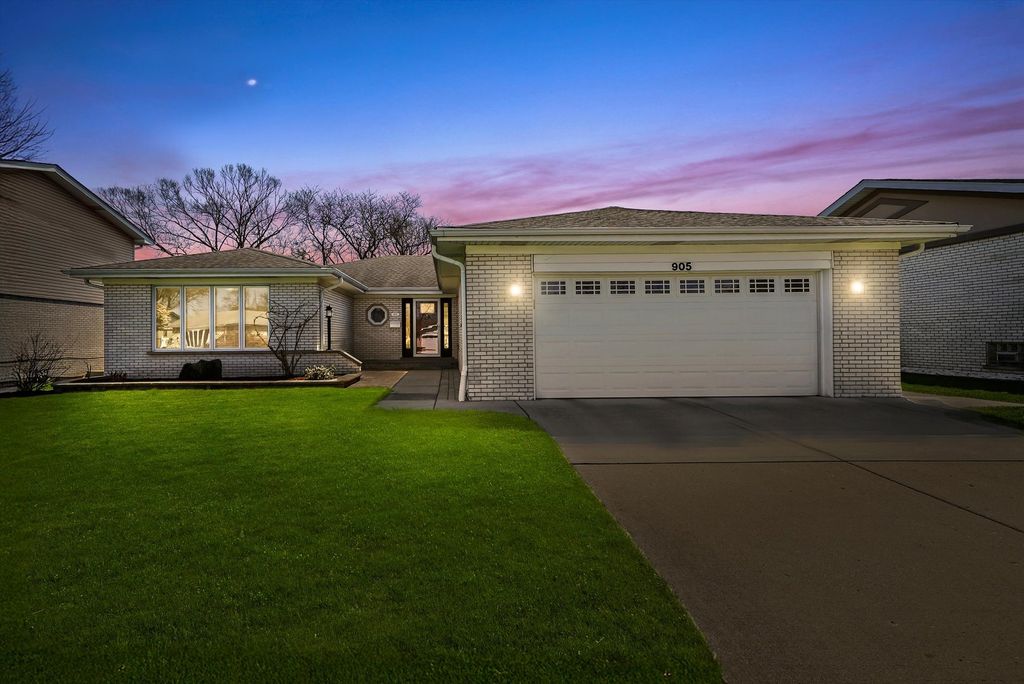 Photo for 905 W Palm Drive, Mount Prospect, IL 60056 (MLS # 12410528)