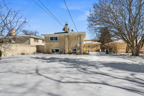 Tiny photo for 2220 S Chestnut Street, Des Plaines, IL 60018 (MLS # 12558436)
