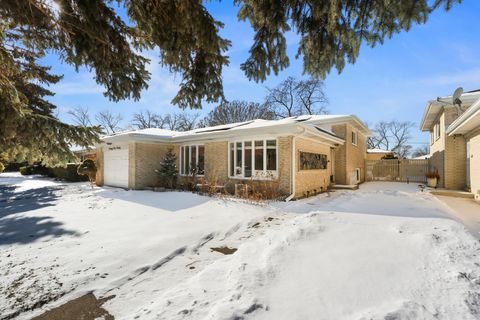 Tiny photo for 2220 S Chestnut Street, Des Plaines, IL 60018 (MLS # 12558436)