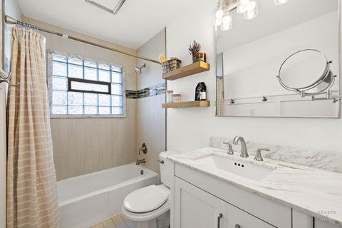 Tiny photo for 934 Nottingham Lane, Crystal Lake, IL 60014 (MLS # 12555547)