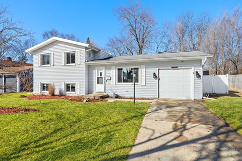 Photo of 934 Nottingham Lane, Crystal Lake, IL 60014 (MLS # 12555547)