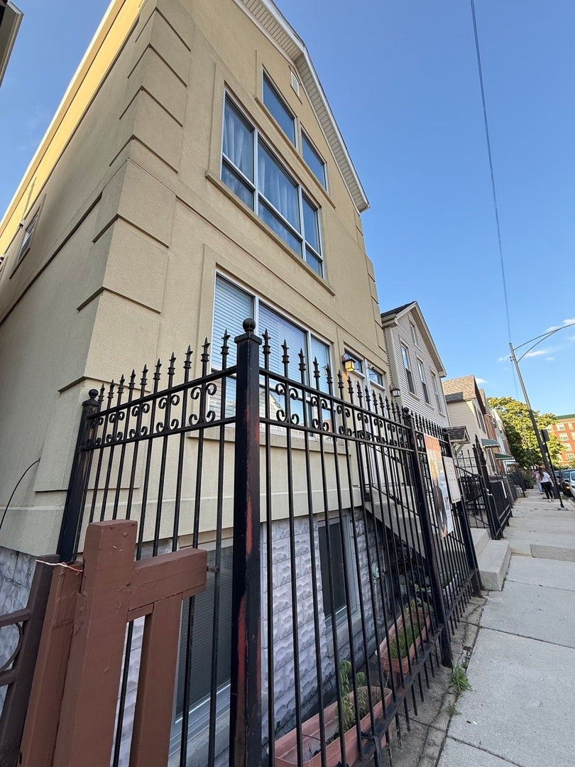 1028 W 20th Place 1
