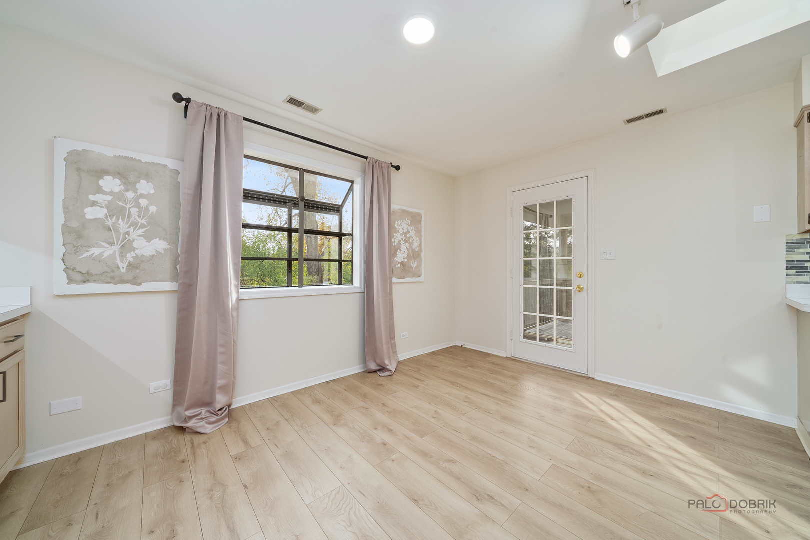 Deerfield, Illinois 60015, United States, 3 Bedrooms Bedrooms, ,2 BathroomsBathrooms,Residential,Active,240379