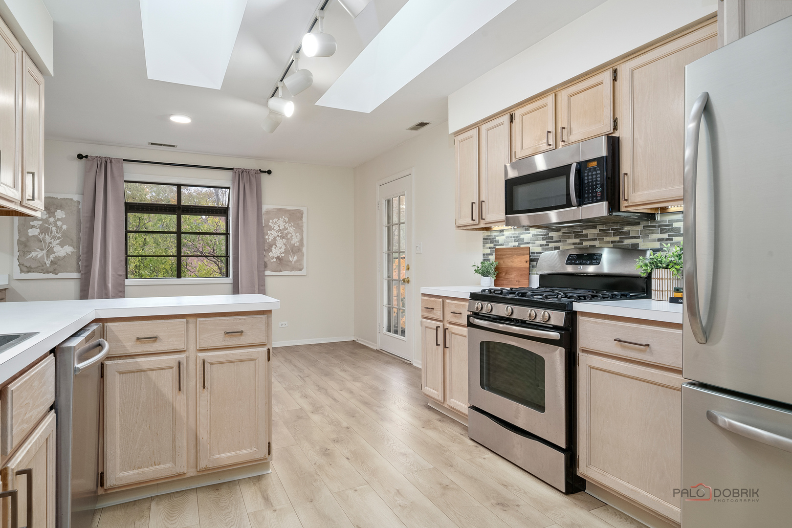 Deerfield, Illinois 60015, United States, 3 Bedrooms Bedrooms, ,2 BathroomsBathrooms,Residential,Active,240379