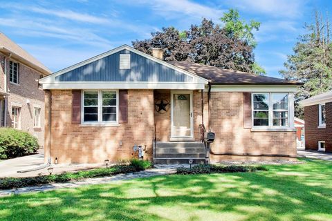 Photo of 479 N Elm Avenue, Elmhurst, IL 60126 (MLS # 12684157)