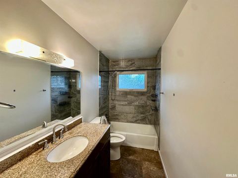 Tiny photo for 2804 OAK Street, Davenport, IA 52806 (MLS # QC4268459)