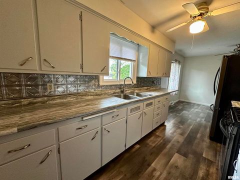 Tiny photo for 2804 OAK Street, Davenport, IA 52806 (MLS # QC4268459)