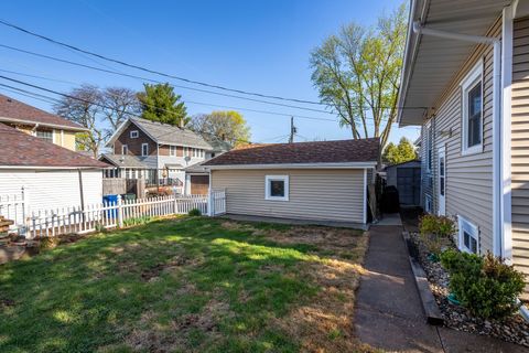 Tiny photo for 2506 Leclaire Street, Davenport, IA 52803 (MLS # 12619017)