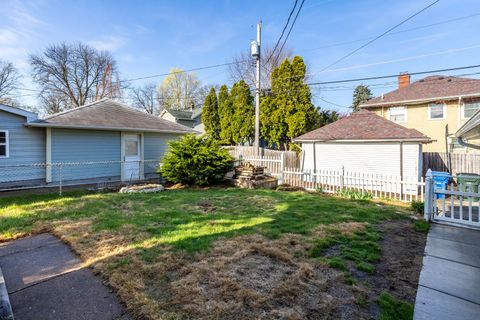 Tiny photo for 2506 Leclaire Street, Davenport, IA 52803 (MLS # 12619017)