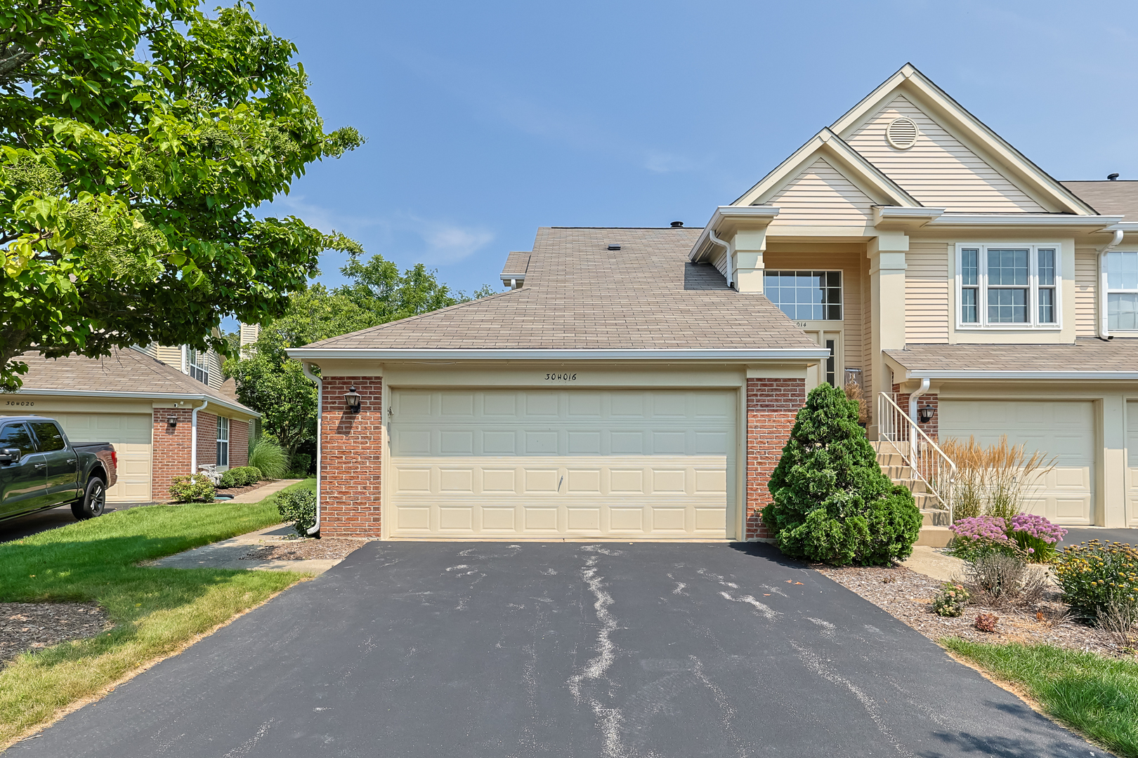 View Warrenville, IL 60555 townhome