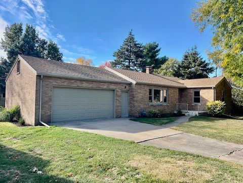 Photo of 1011 Monroe Drive, Bloomington, IL 61701 (MLS # 12508359)