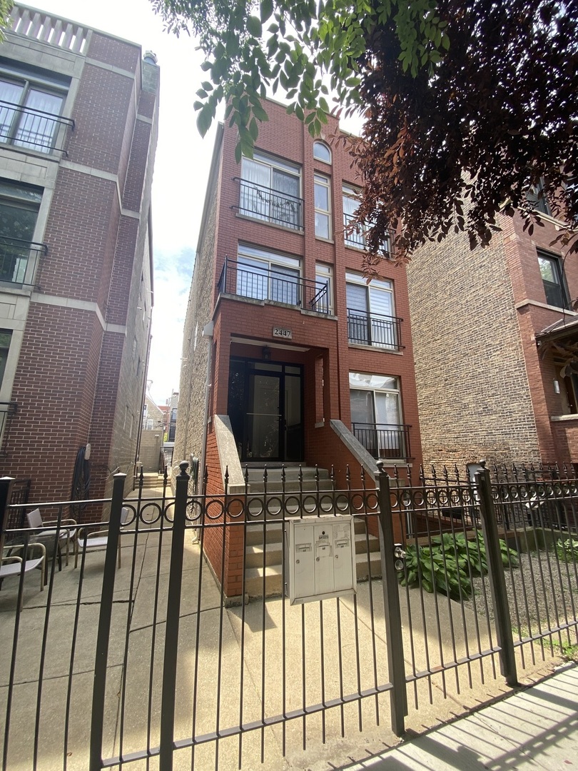 2447 W Walton Street 2