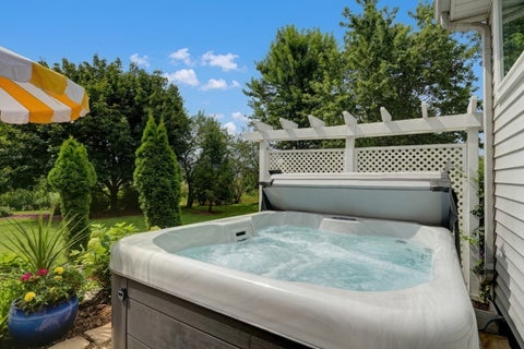 Tiny photo for 93 Old Farm Court, Lindenhurst, IL 60046 (MLS # 12732436)