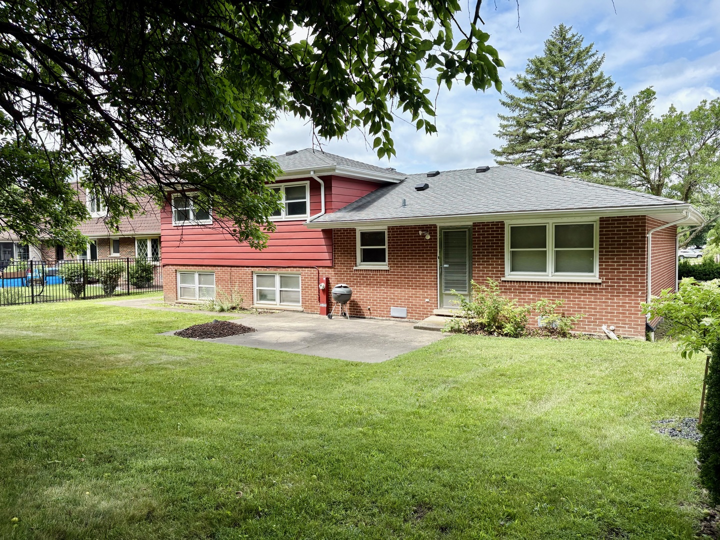 7913 Sawyer Road
