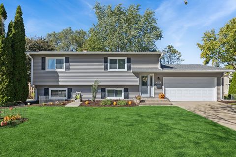 Photo of 896 Canterbury Drive, Crystal Lake, IL 60014 (MLS # 12499064)