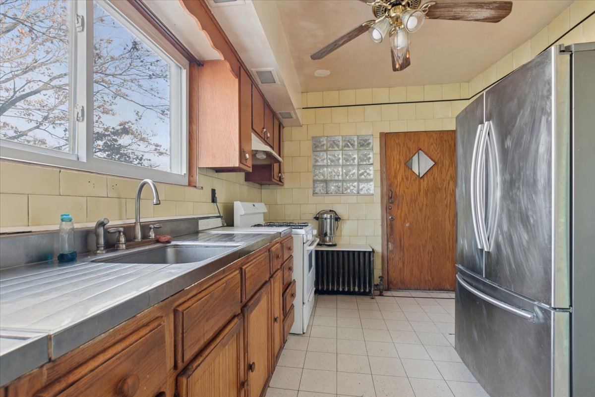 5701 S Maplewood Avenue