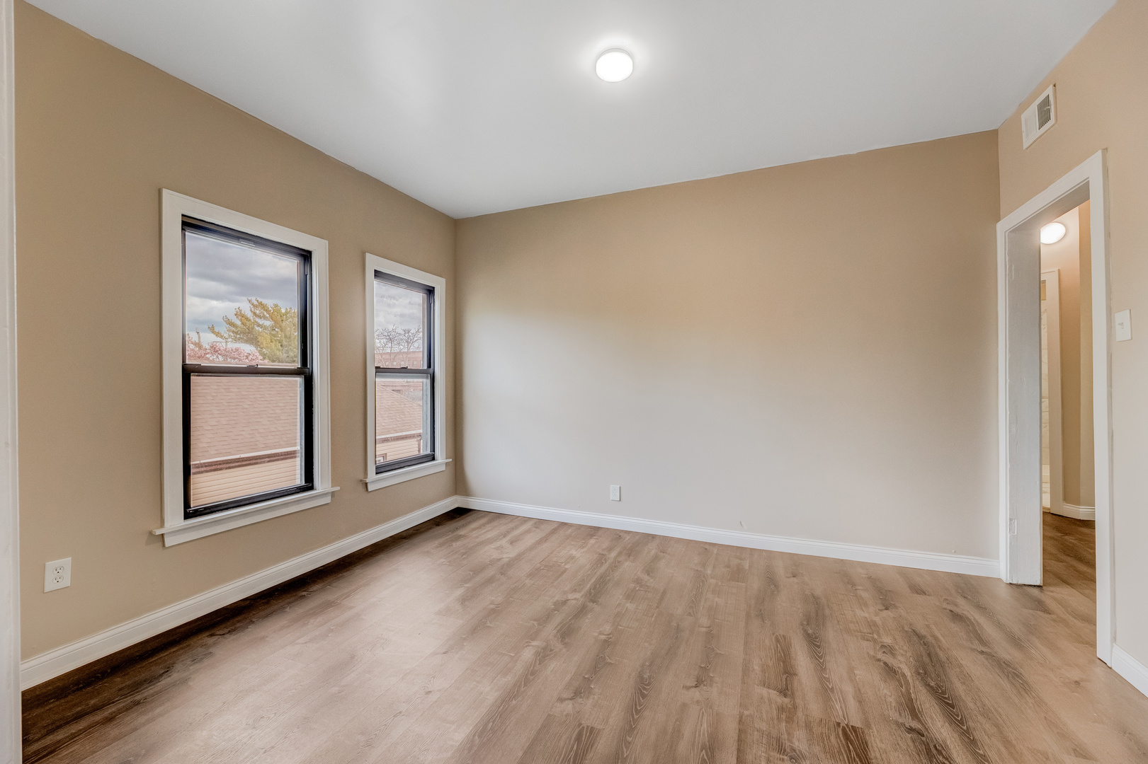 2835 W 38th Place