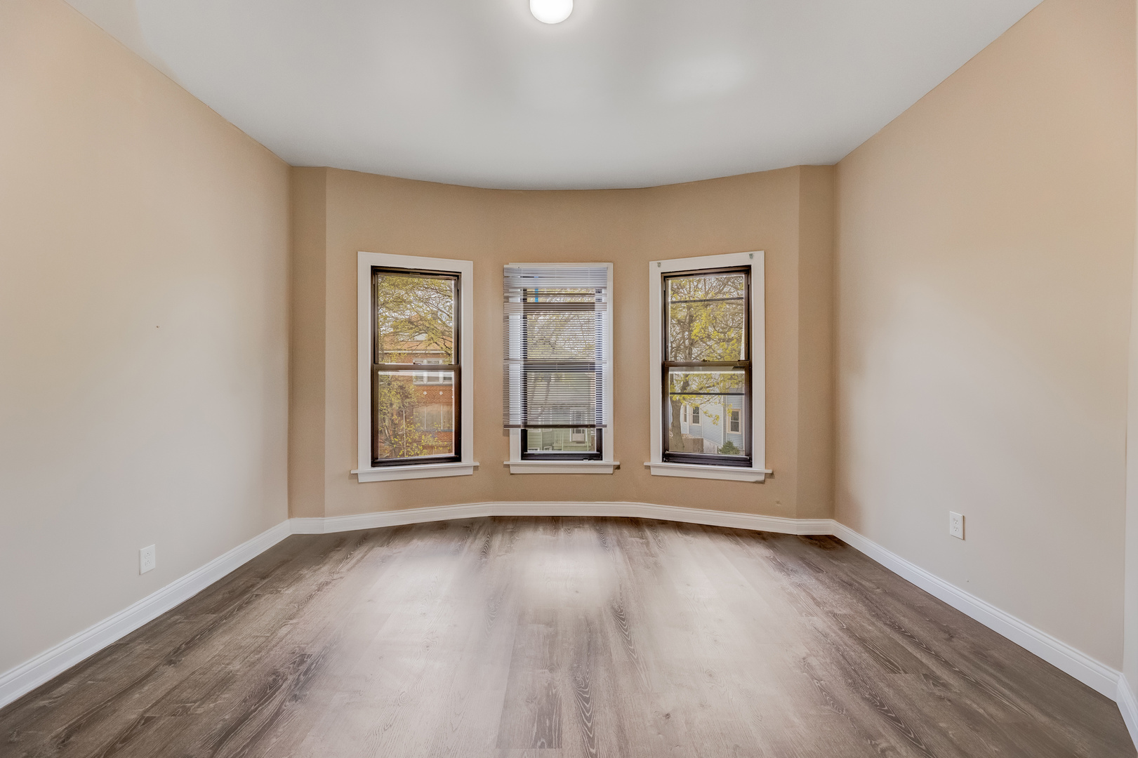2835 W 38th Place