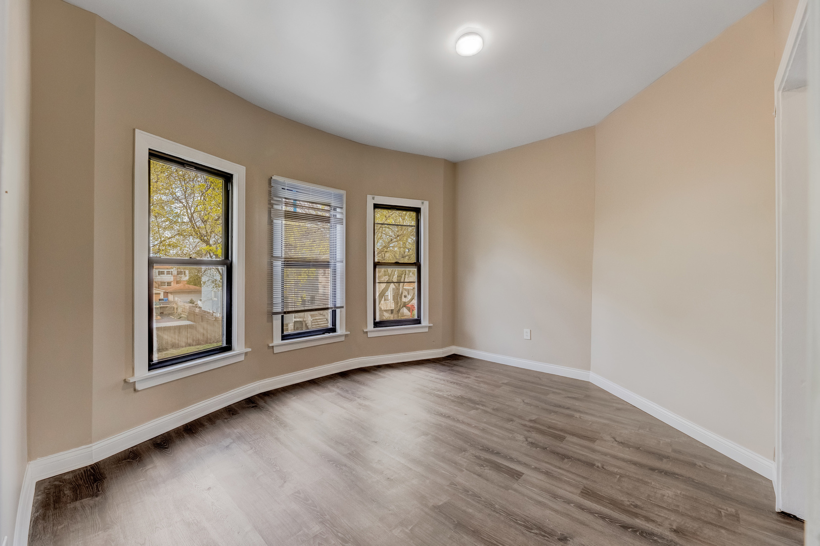 2835 W 38th Place