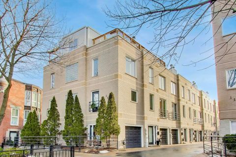 Photo of 1145 W Newport Avenue #T, Chicago, IL 60657 (MLS # 12541213)