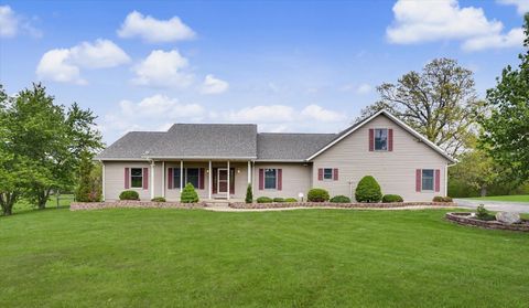 Photo of 724 E Hilvety Road, Moweaqua, IL 62550 (MLS # 12634260)