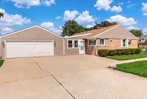 Tiny photo for 839 E Thacker Street, Des Plaines, IL 60016 (MLS # 12719806)