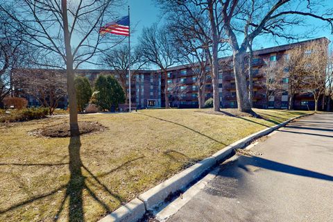 Photo of 120 Lakeview Drive #110, Bloomingdale, IL 60108 (MLS # 12570108)