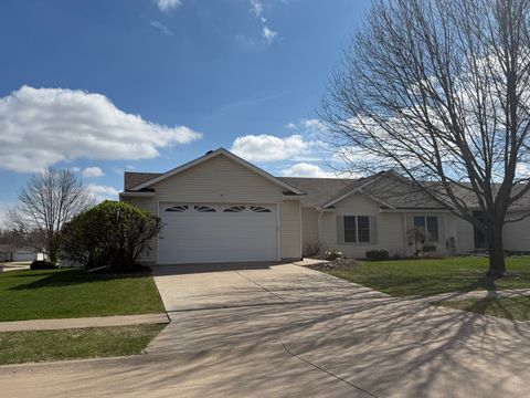 Photo of 34 Madison Circle, Davenport, IA 52806 (MLS # 12616309)