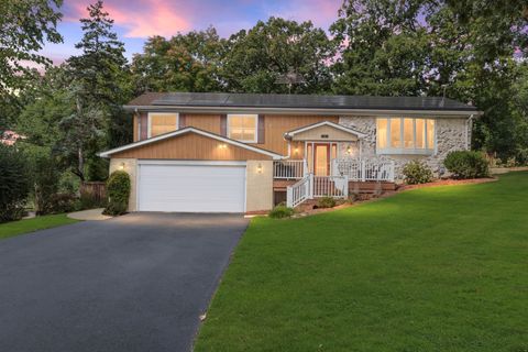 Photo of 512 N Forest Drive, Addison, IL 60101 (MLS # 12478578)