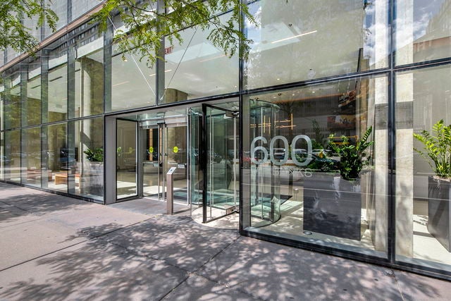 600 N FAIRBANKS Court 3304