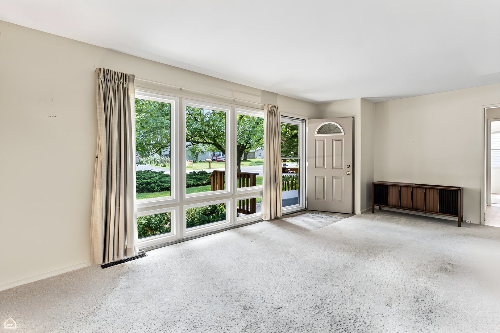2402 Manor Lane