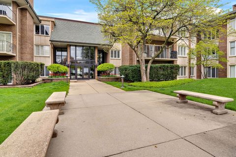 Photo of 3 Oak Brook Club Drive #E207, Oak Brook, IL 60523 (MLS # 12517197)