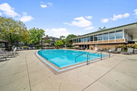 Tiny photo for 3 Oak Brook Club Drive #E207, Oak Brook, IL 60523 (MLS # 12517197)