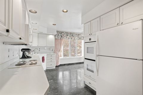 Tiny photo for 3 Oak Brook Club Drive #E207, Oak Brook, IL 60523 (MLS # 12517197)