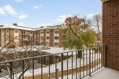 Tiny photo for 3 Oak Brook Club Drive #E207, Oak Brook, IL 60523 (MLS # 12517197)