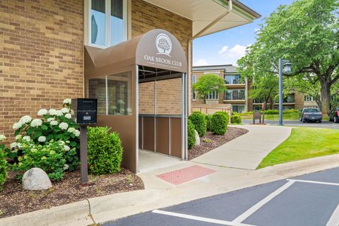 Tiny photo for 3 Oak Brook Club Drive #E207, Oak Brook, IL 60523 (MLS # 12517197)