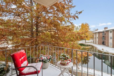 Tiny photo for 3 Oak Brook Club Drive #E207, Oak Brook, IL 60523 (MLS # 12517197)