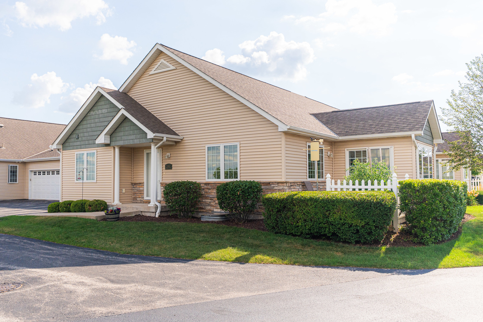 2182 Waterbury Lane E 2182