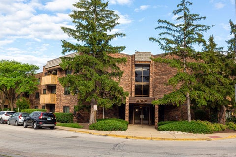 Tiny photo for 925 Spring Hill Drive #311, Northbrook, IL 60062 (MLS # 12758188)