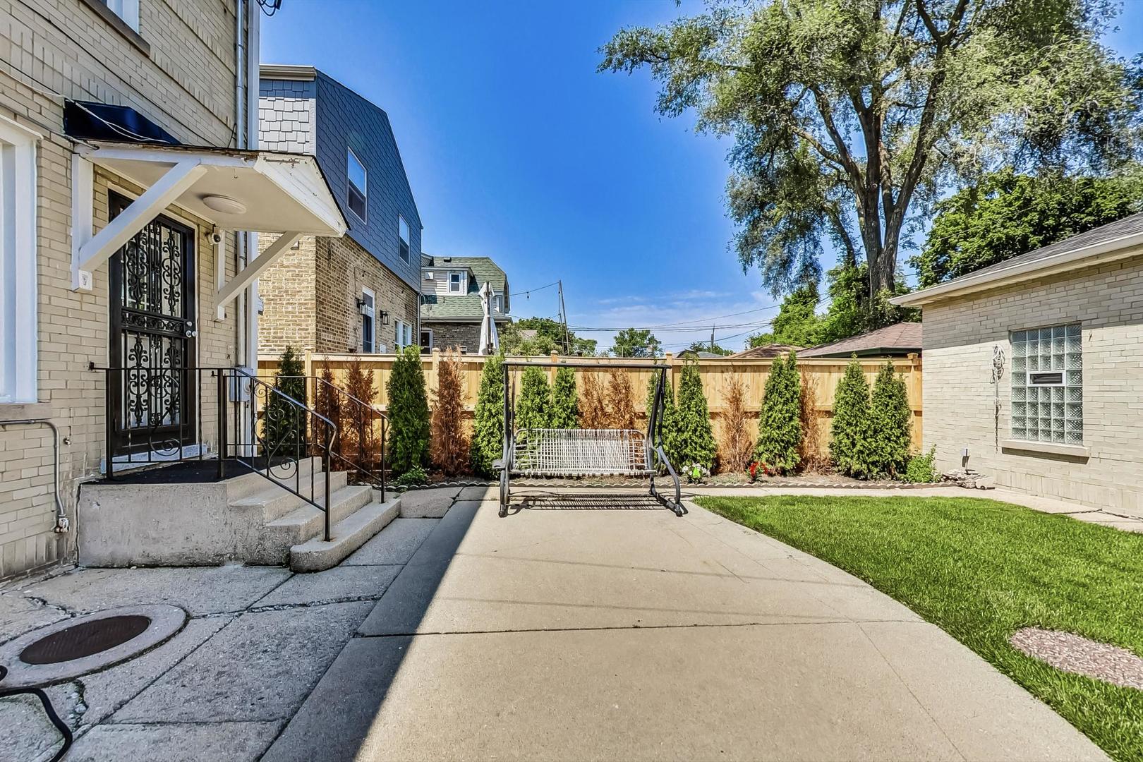 Chicago, Illinois 60659, United States, 6 Bedrooms Bedrooms, ,4 BathroomsBathrooms,Residential,Active,246040