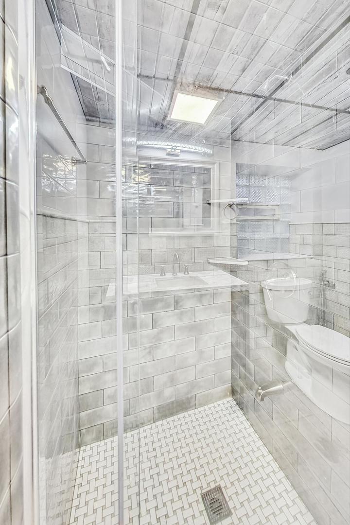 Chicago, Illinois 60659, United States, 6 Bedrooms Bedrooms, ,4 BathroomsBathrooms,Residential,Active,246040