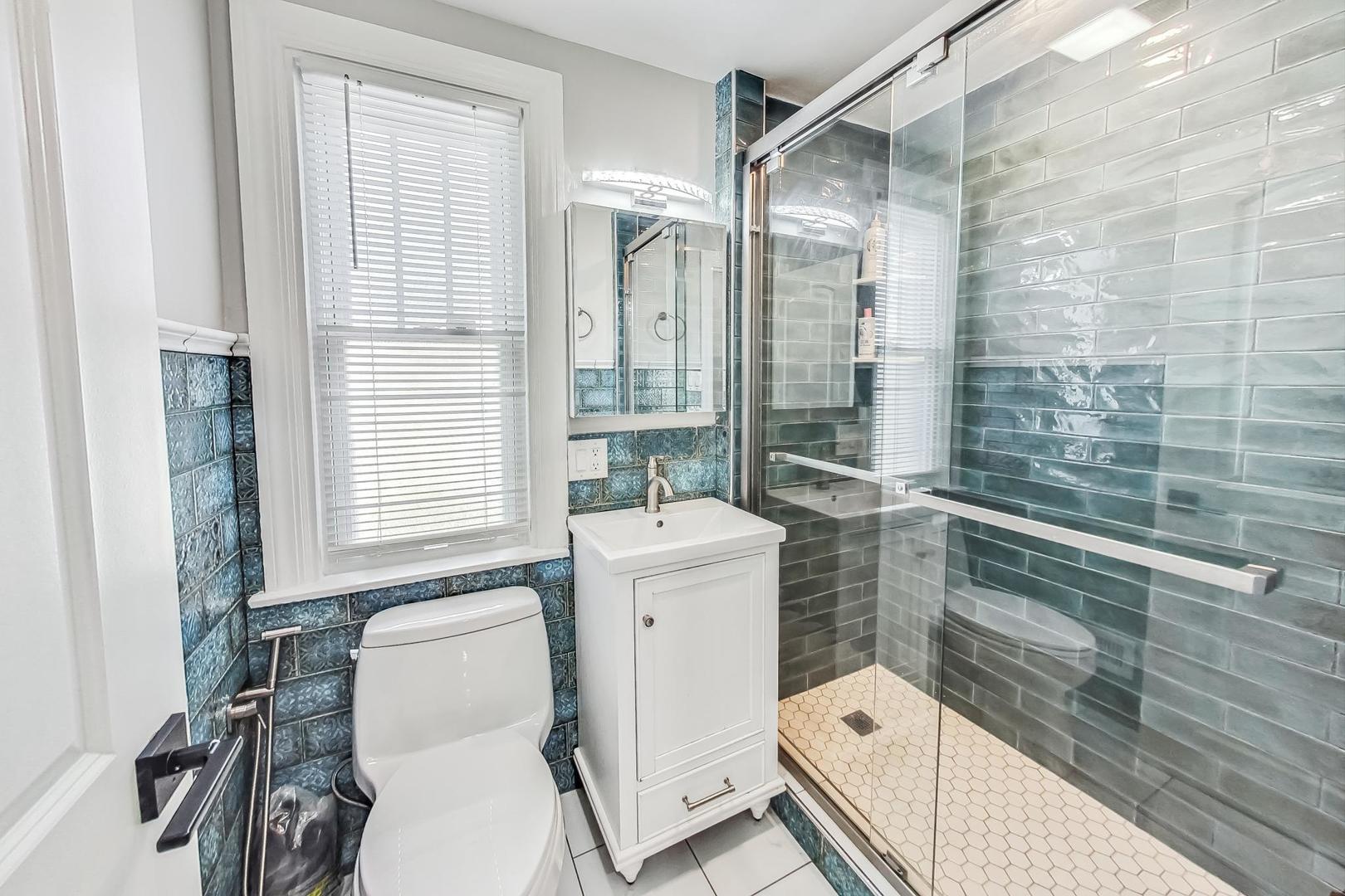 Chicago, Illinois 60659, United States, 6 Bedrooms Bedrooms, ,4 BathroomsBathrooms,Residential,Active,246040