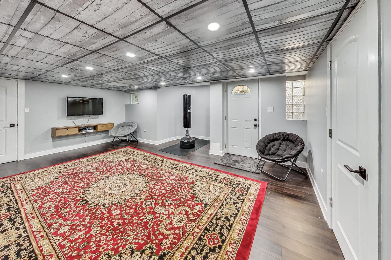 Chicago, Illinois 60659, United States, 6 Bedrooms Bedrooms, ,4 BathroomsBathrooms,Residential,Active,246040