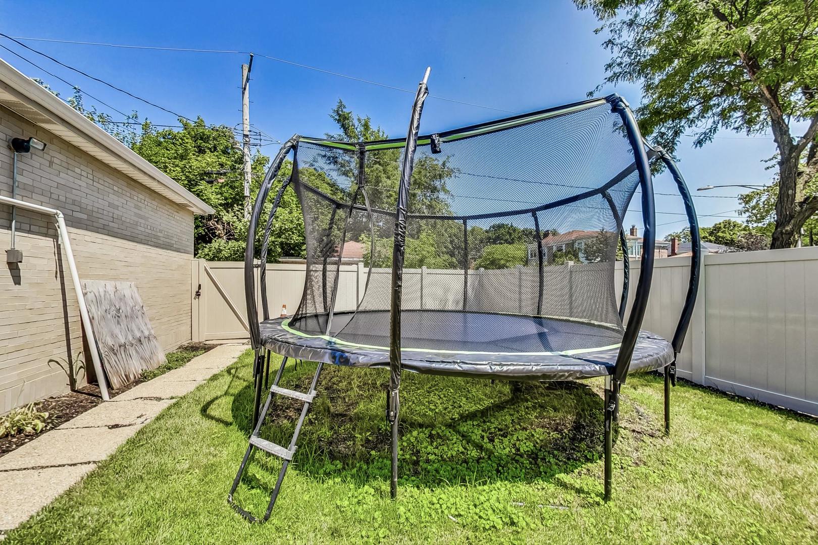 Chicago, Illinois 60659, United States, 6 Bedrooms Bedrooms, ,4 BathroomsBathrooms,Residential,Active,246040