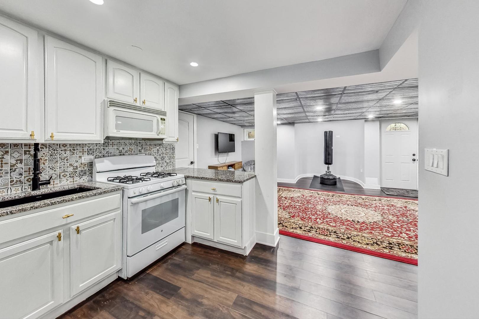 Chicago, Illinois 60659, United States, 6 Bedrooms Bedrooms, ,4 BathroomsBathrooms,Residential,Active,246040