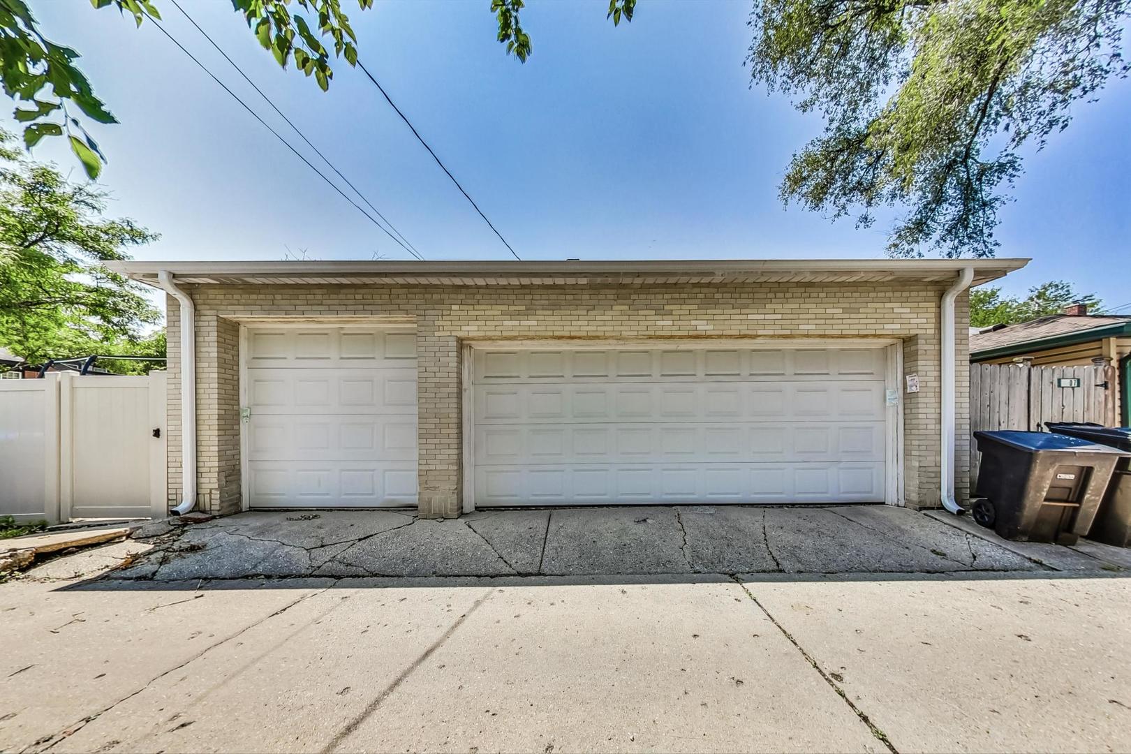 Chicago, Illinois 60659, United States, 6 Bedrooms Bedrooms, ,4 BathroomsBathrooms,Residential,Active,246040