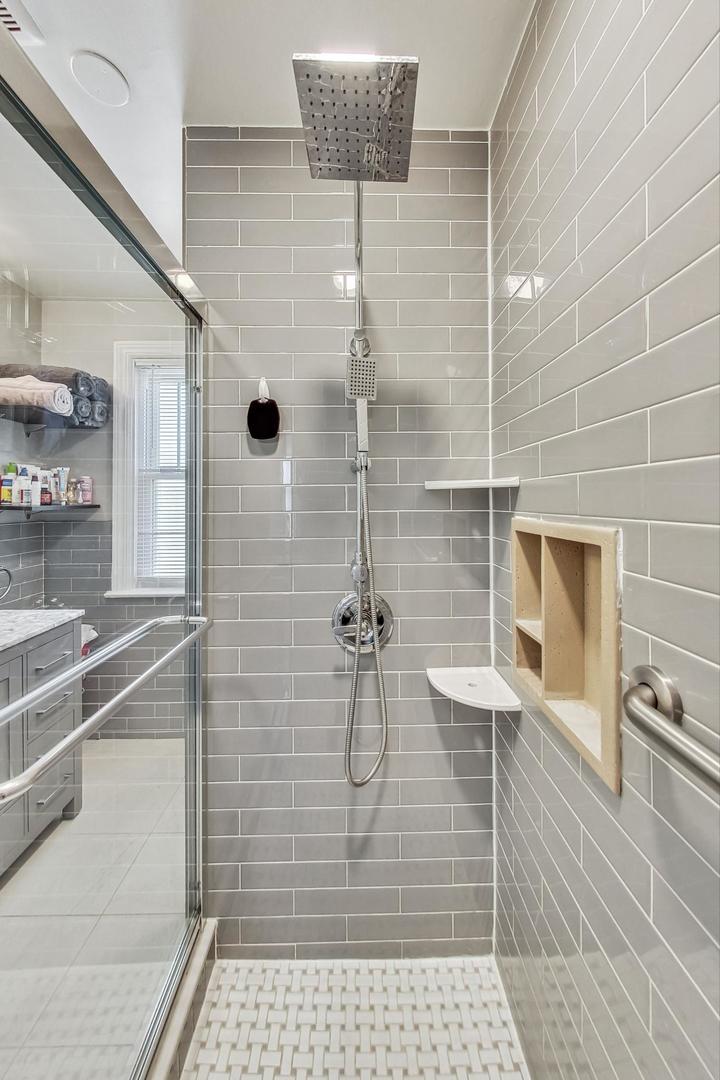 Chicago, Illinois 60659, United States, 6 Bedrooms Bedrooms, ,4 BathroomsBathrooms,Residential,Active,246040